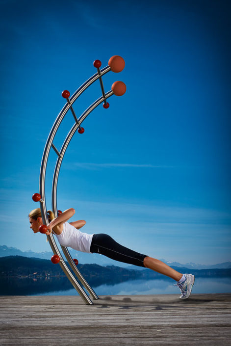 Multifunktionstrainer Basic mit Trainingsübung Liegestütz